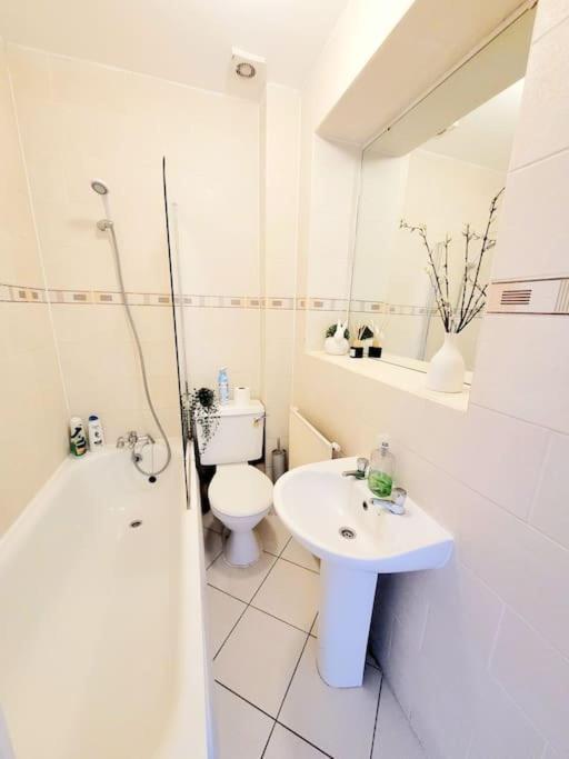 One Bedroom Apartment With A Terrace In Angel London Exterior foto